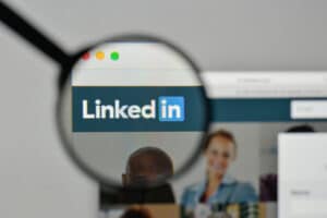 חיפוש אנשים ברשת חברתית לינקדאין לטובת מודיעין עסקי